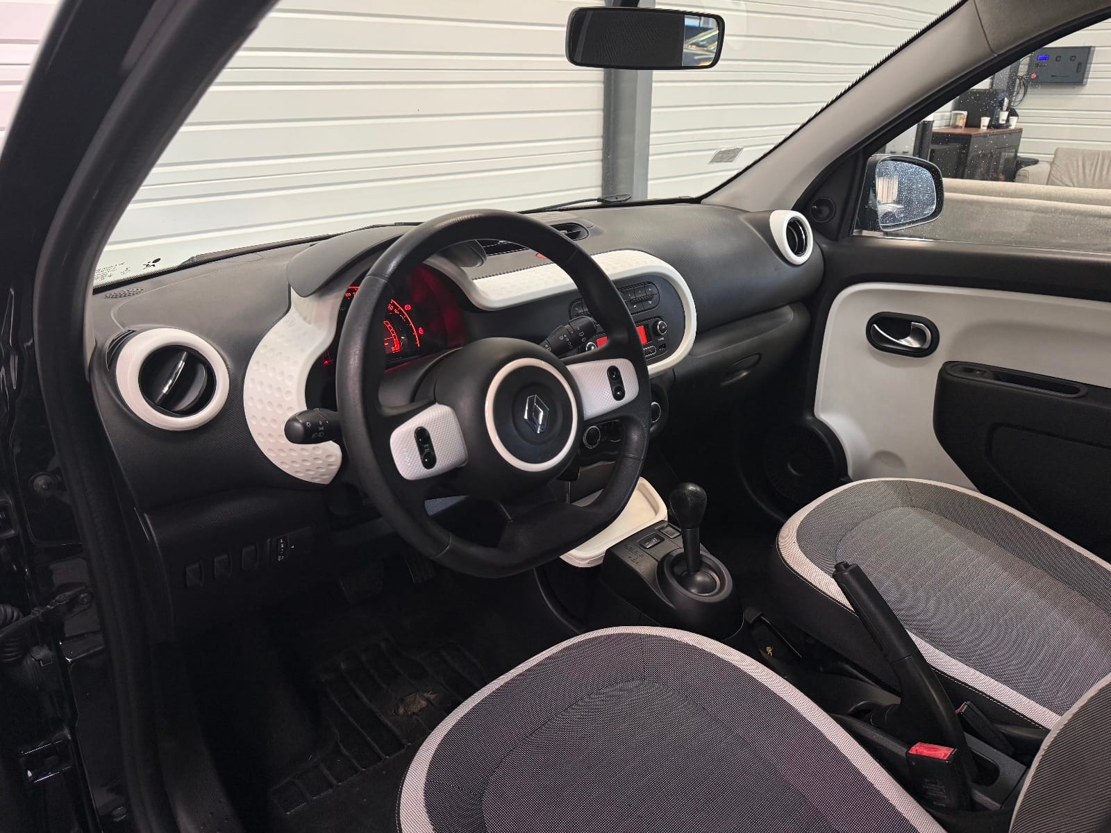 Renault Twingo III Zen EDC — photo 10