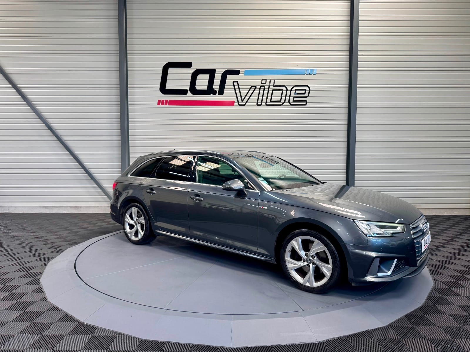 Audi A4 Avant S line — photo 1