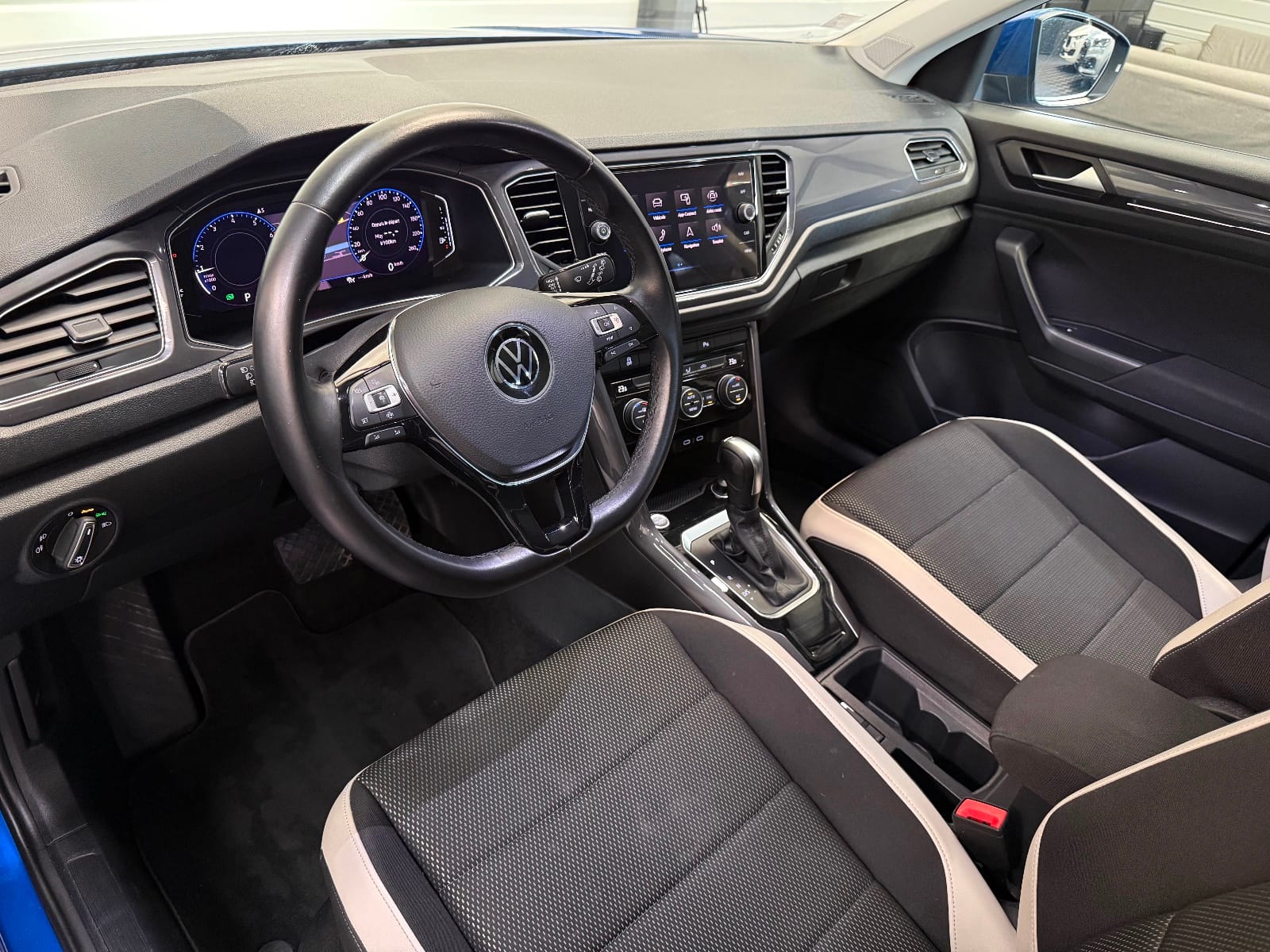 Volkswagen T-roc Carat — photo 14