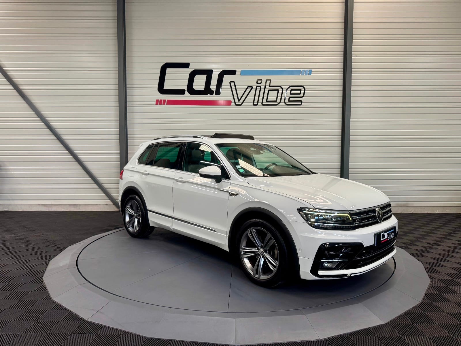 Volkswagen Tiguan Black R-Line — photo 1