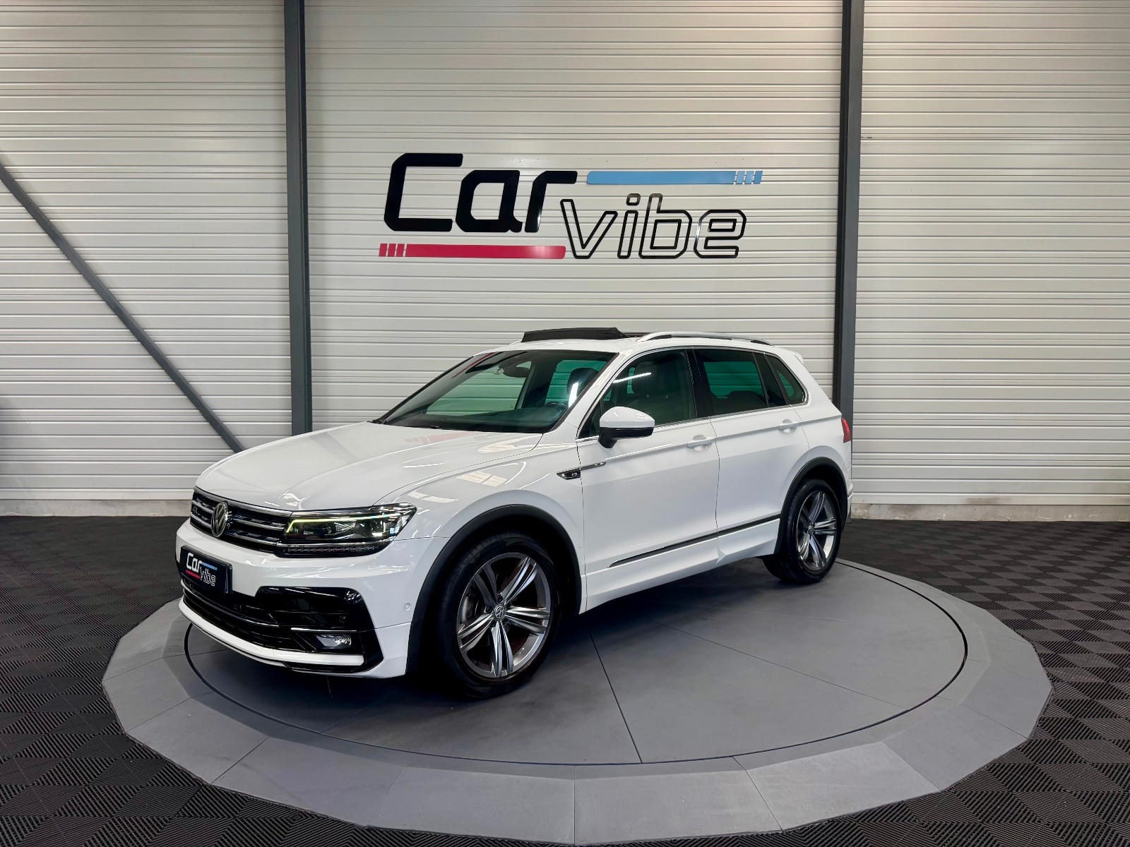 Volkswagen Tiguan Black R-Line — photo 8